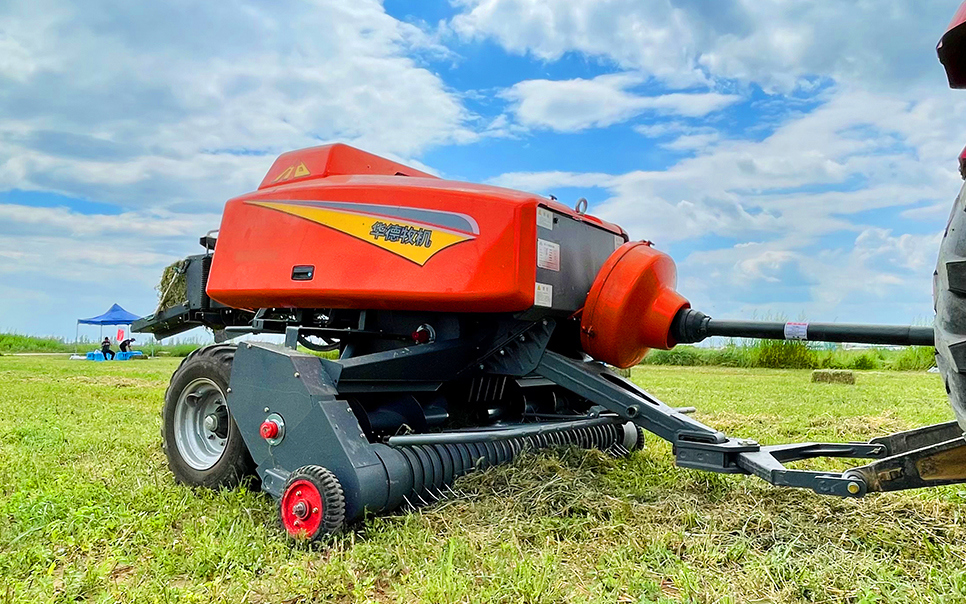 標(biāo)題：9YFQ系列跨行式方草捆撿拾壓捆機(jī)
瀏覽次數(shù)：142
發(fā)表時(shí)間：2023-12-12