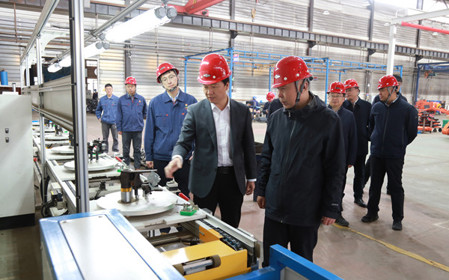 標(biāo)題：內(nèi)蒙古自治區(qū)副主席代欽一行到華德牧草公司調(diào)研指導(dǎo)
瀏覽次數(shù)：1623
發(fā)表時(shí)間：2024-04-23