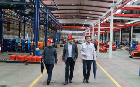 標(biāo)題：中國(guó)農(nóng)機(jī)院黨委副書(shū)記、總經(jīng)理苑嚴(yán)偉深入華德牧草公司調(diào)研指導(dǎo)
瀏覽次數(shù)：2190
發(fā)表時(shí)間：2024-07-22