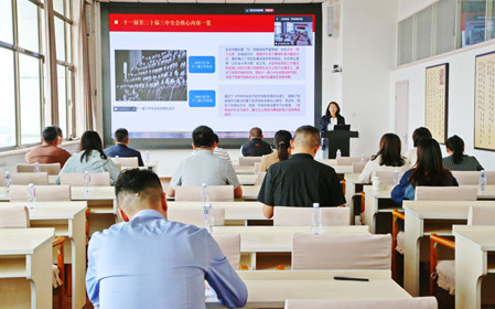 標(biāo)題：呼和浩特分院黨委副書記、工會(huì)主席劉萍講授黨課
瀏覽次數(shù)：1783
發(fā)表時(shí)間：2024-09-27